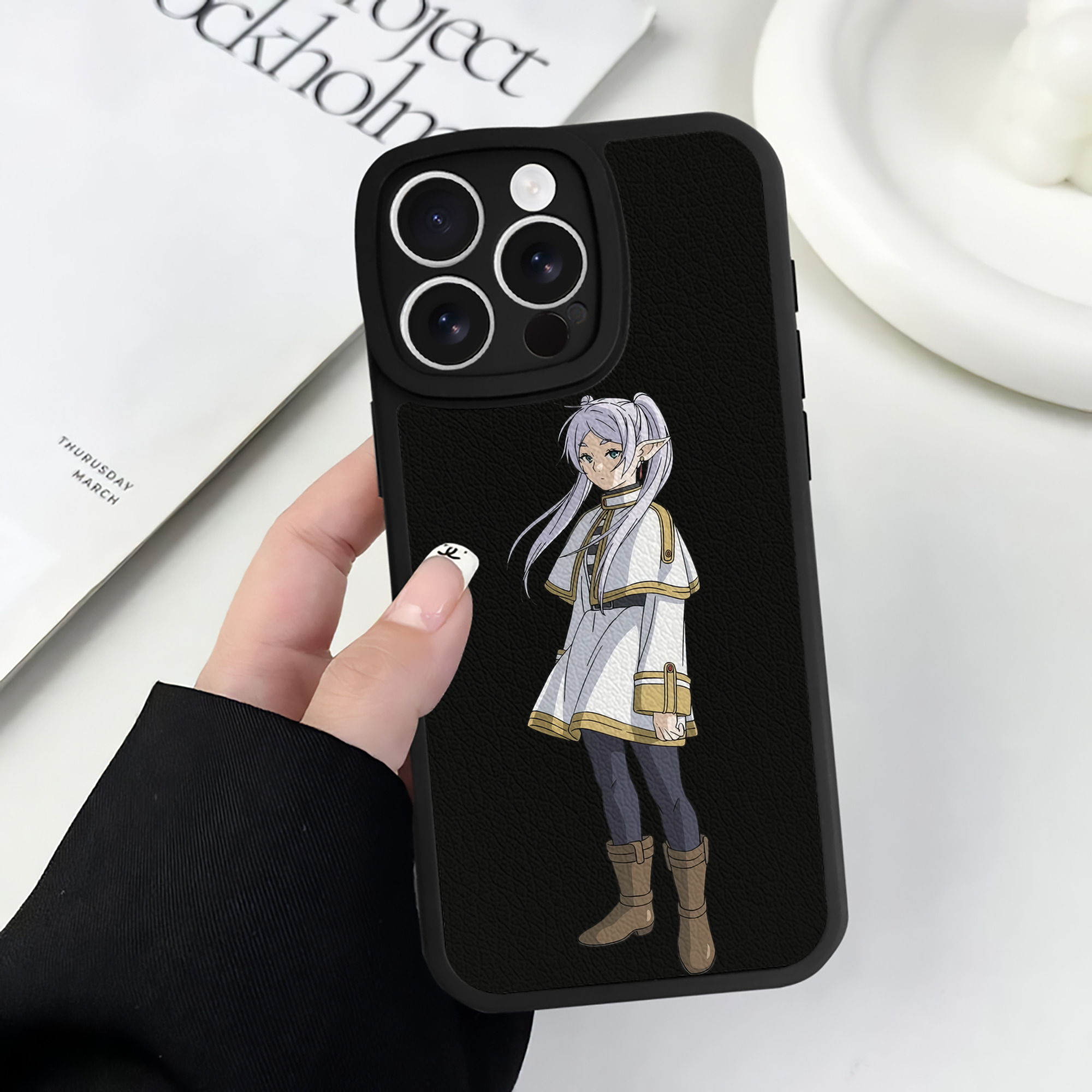（画像用） 葬送のフリーレン Frieren 【iPhone 16シリーズ対応】シリコンスマホケース（レザー調） 材質：シリコン